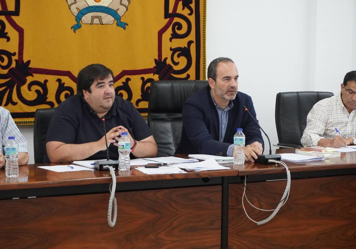 El alcalde de Carboneras, José Luis Amérigo (centro), durante el pleno donde se aprobó la declaración.