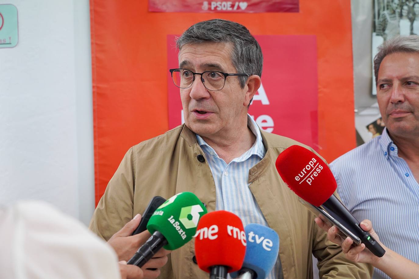 El portavoz del PSOE en el Congreso de los Diputados, Patxi López, atiende a los medios en Arahal.