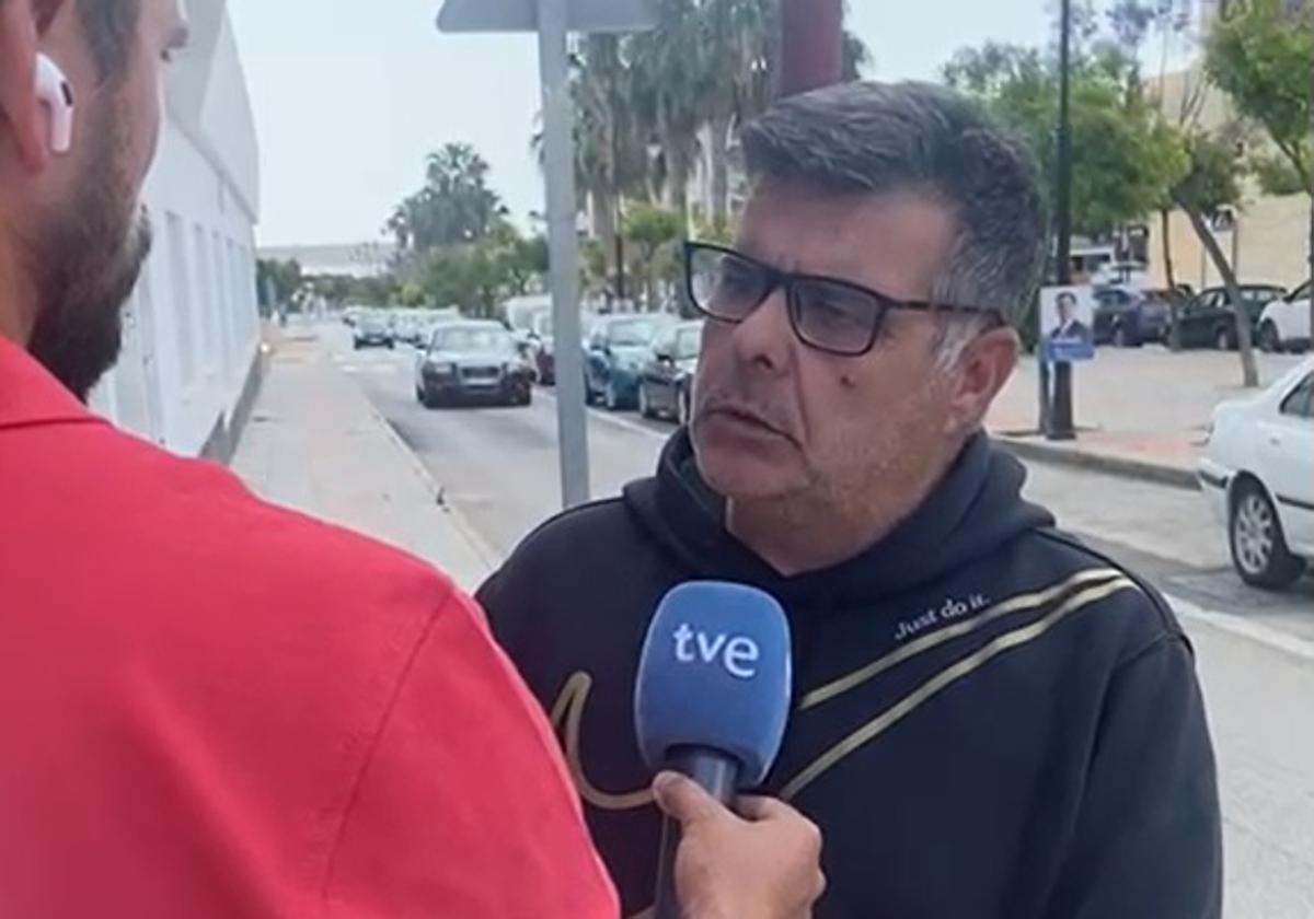 Pedro Montoya hablando con un periodista de TVE, este viernes.