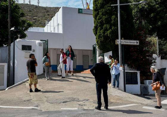 Varias personas esperan a la entrada del colegio electoral CEIP Bartolomé Flores de Mojácar.