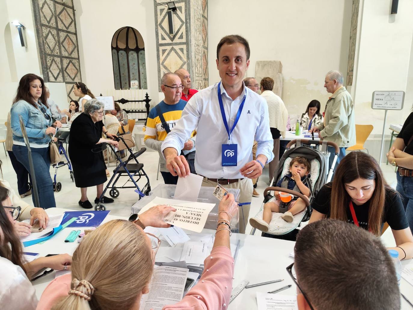 Alfonso García, candidato del PP de Vera, vota en su municipio.