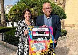 El alcalde de Huércal-Overa, Domingo Fernández, y la concejala de Promoción Económica, Mónica Navarro, con el cartel de su Noche en Blanco.