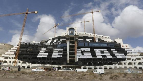 Suspenden de manera temporal las multas al alcalde de Carboneras por el Algarrobico