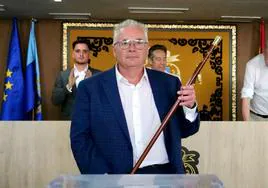 Pedro Zamora, 'el de la Farmacia', sostiene la vara de mando tras plocamarse como alcalde de Garrucha.