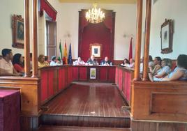 Cuevas estrena organigrama y delegaciones tras un pleno tranquilo que define las concejalías
