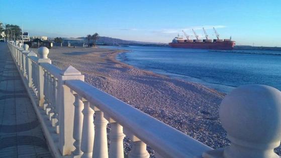 El Ayuntamiento de Garrucha desaconseja el baño en una de sus playas por un vertido