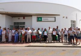 Concentración en protesta por la agresión, en el consultorio de Campohermoso.