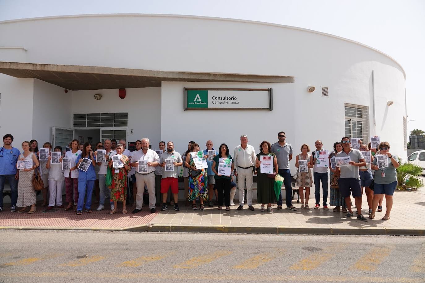Concentración en protesta por la agresión, en el consultorio de Campohermoso.