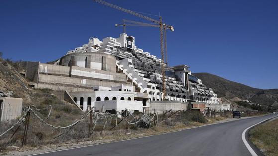 El TSJA inadmite la recusación a una magistrada por un pleito del Algarrobico