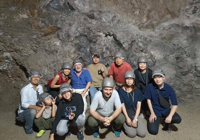 Japoneses expertos en crecimiento de cristales visitan la Geoda de Pulpí