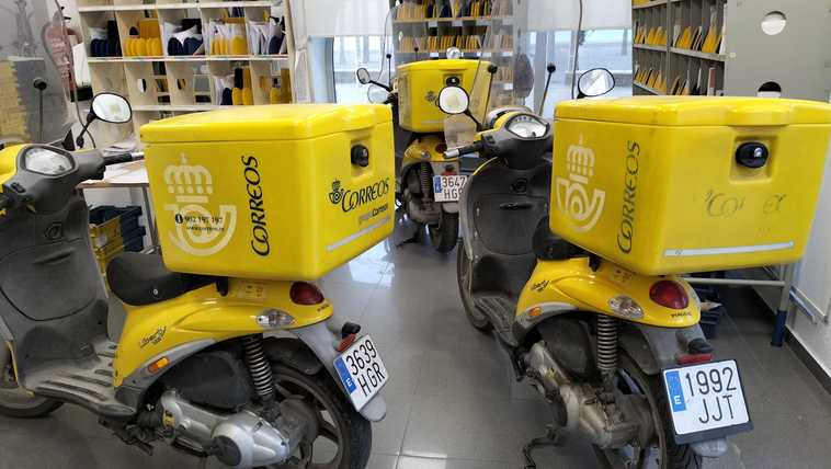 Motocicletas de reparto de Correos, en las instalaciones de la oficina.