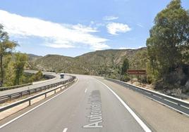 Fallece un conductor al caerse por el puente sobre el Barranco del Tesoro.