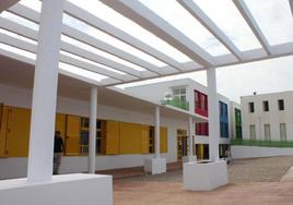 Concejales de Garrucha limpian como voluntarios el colegio de la localidad