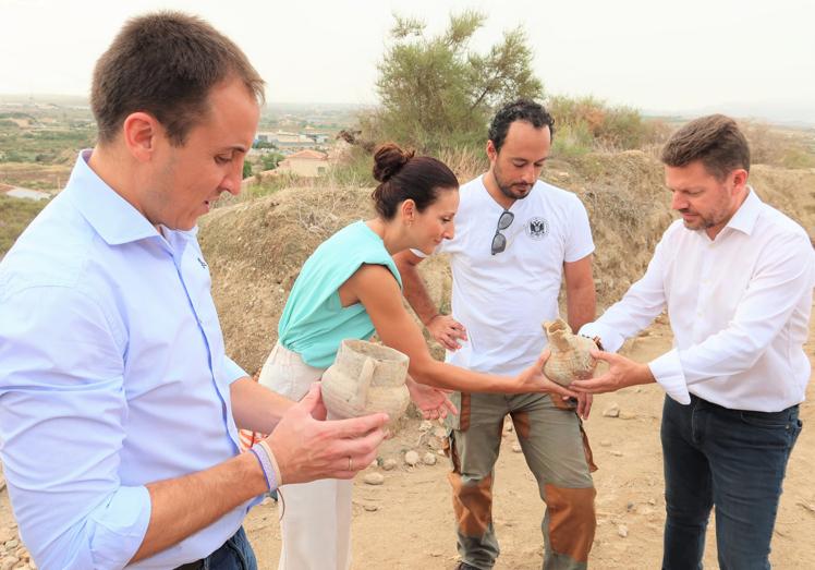 Imagen principal - Vera reanuda la segunda campaña de excavaciones en Bayra, en el Cerro del Espíritu Santo