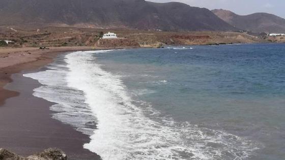 Aparece un cadáver «en avanzado estado de descomposición» en la playa de Los Escullos