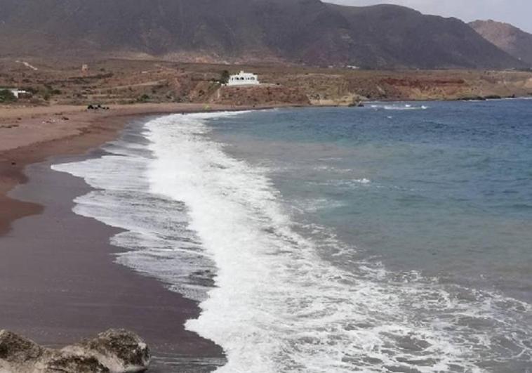 Aparece un cadáver «en avanzado estado de descomposición» en la playa de Los Escullos