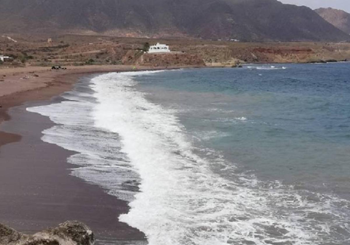 Aparece un cadáver «en avanzado estado de descomposición» en la playa de Los Escullos