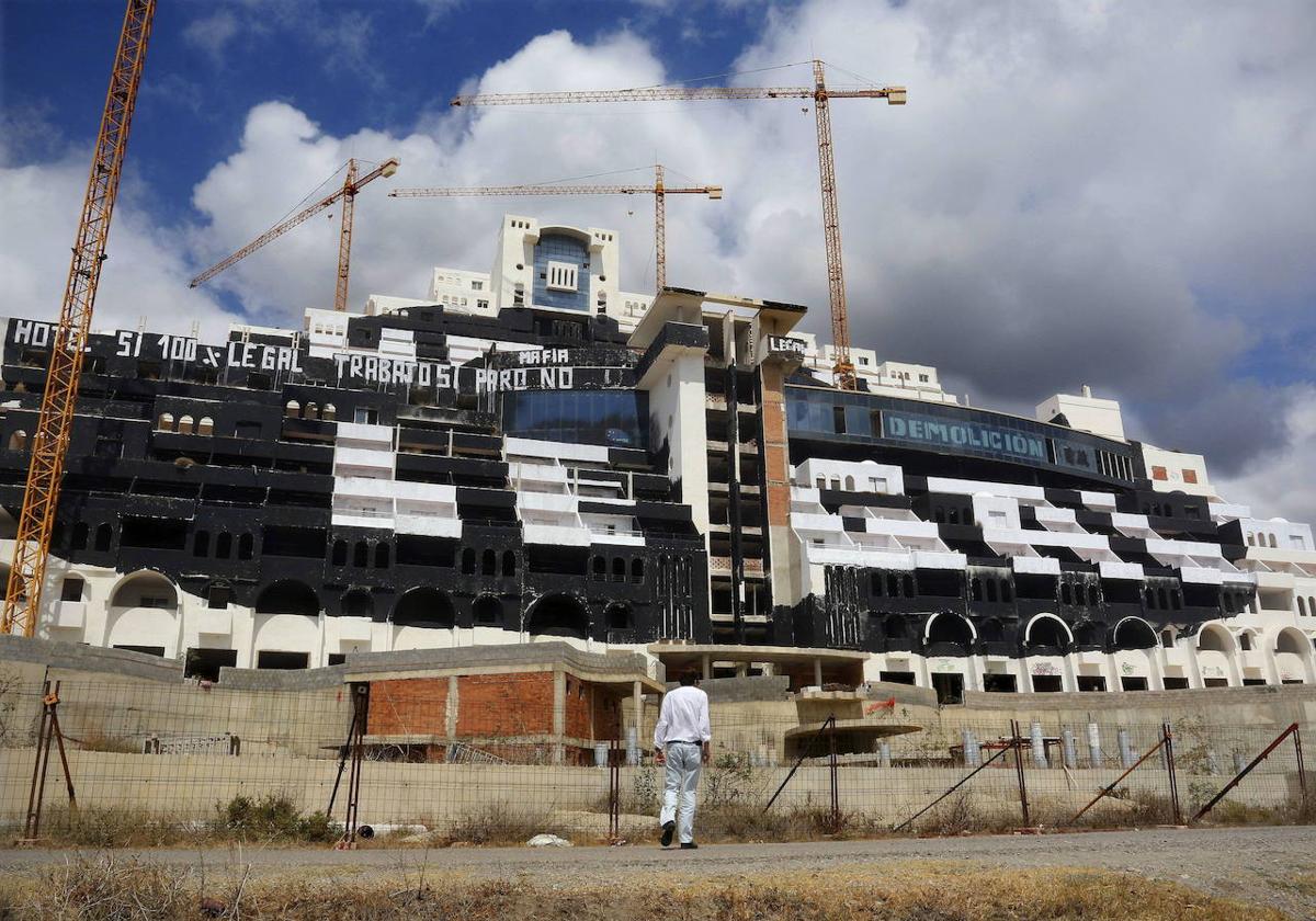 Carboneras defiende su actuación en El Algarrobico y pide al TSJA que rechace la alegación de la Junta