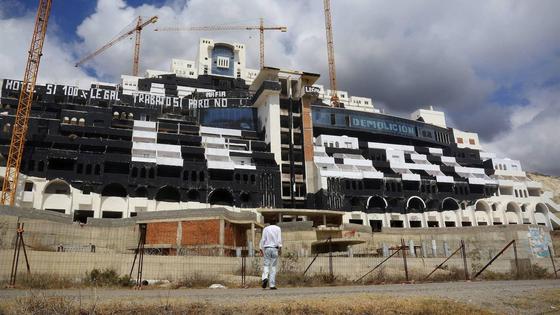 Carboneras lleva este jueves a pleno la anulación de la licencia que permitió el hotel del Algarrobico