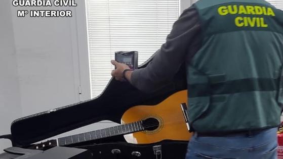 Detienen al un exempleado del Conservatorio de Cuevas por robar 14 guitarras