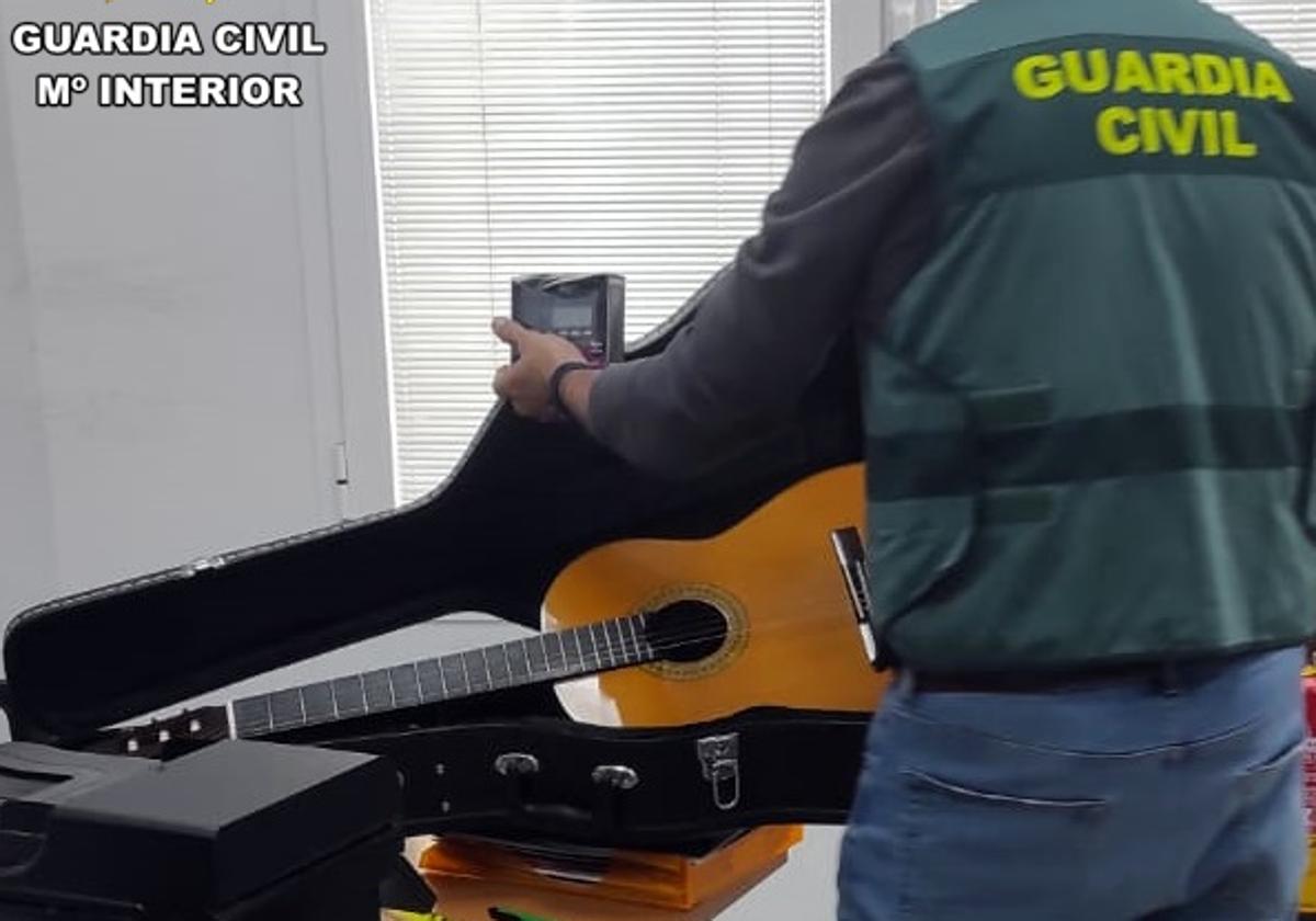 Detienen al un exempleado del Conservatorio de Cuevas por robar 14 guitarras