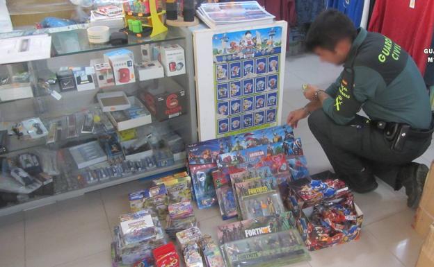 Sucesos en Almería | Retirados más de 1.600 juguetes falsificados de establecimientos comerciales del Levante