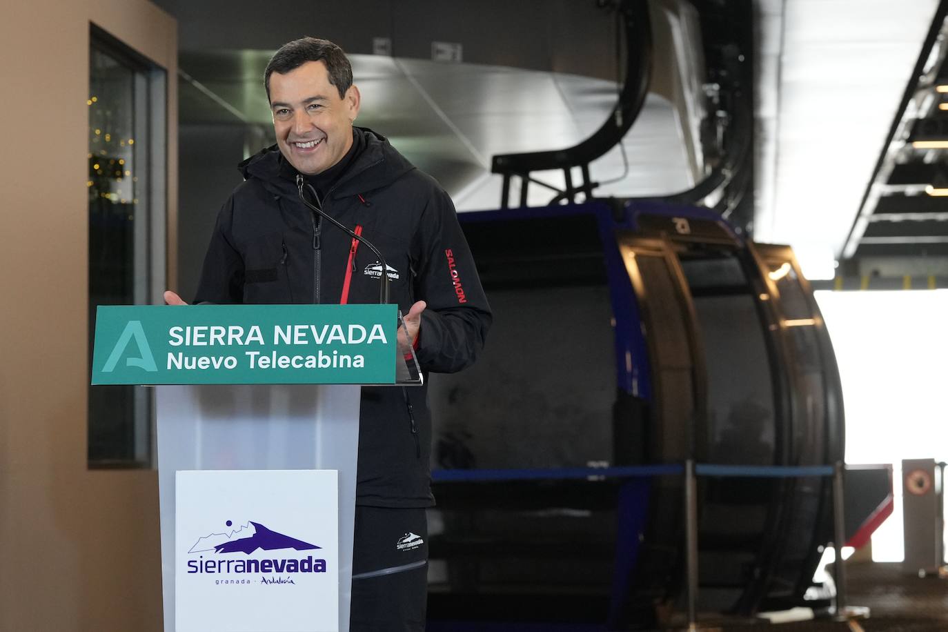 Juanma Moreno Bonilla, en su visita a Sierra Nevada de este jueves.