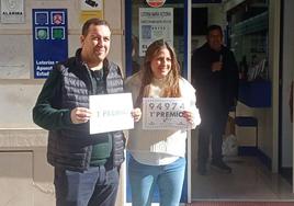 María Victoria Campos, con el número premiado.