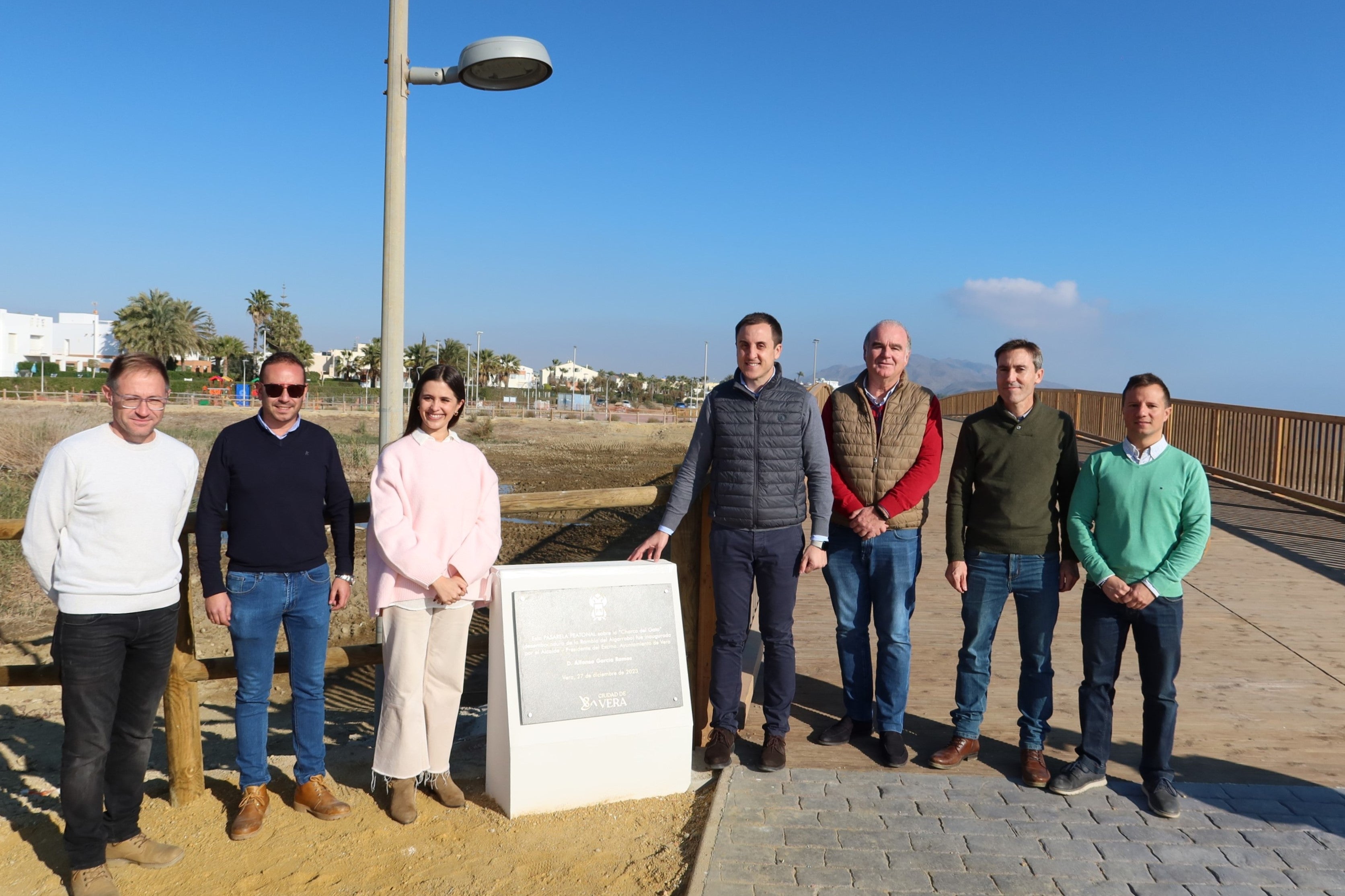 Imagen principal - Vera inaugura su nuevo puente peatonal sobre la Charca del Gato, en la rambla del Algarrobo