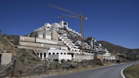 Ribera dice estar «deseando» demoler el Algarrobico e insta a Pacheco a diseñar el plan de restauración