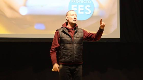 Pedro García Aguado conciencia a jóvenes en Vera sobre las adicciones