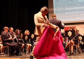 Vera homenajea al diestro cartagenero José Ortega Cano en su Semana Taurina