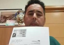 El teniente de alcalde de Garrucha, Álvaro Ramos, mostrando el DNI y datos personales de María López en las redes sociales.