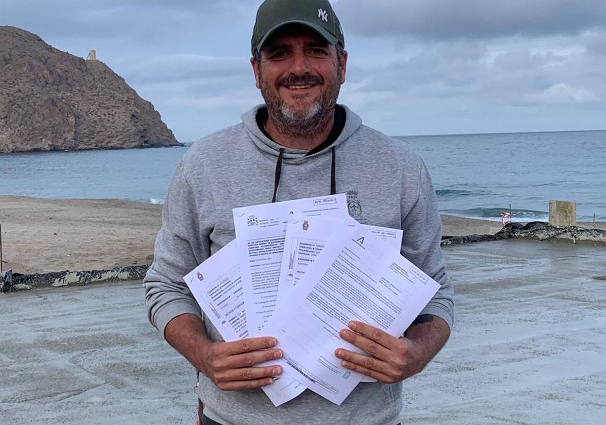 «Mi chiringuito es legal», dice el dueño del negocio que abre en Carboneras