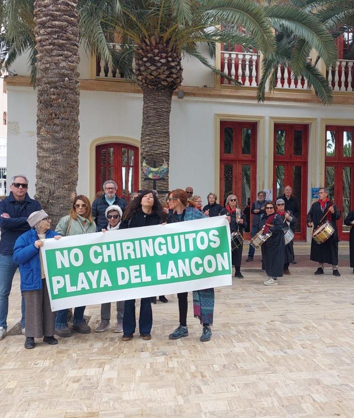 Imagen secundaria 2 - Tamborada contra los chiringuitos en la playa del Lancón, el &#039;nuevo Algarrobico&#039; en Carboneras