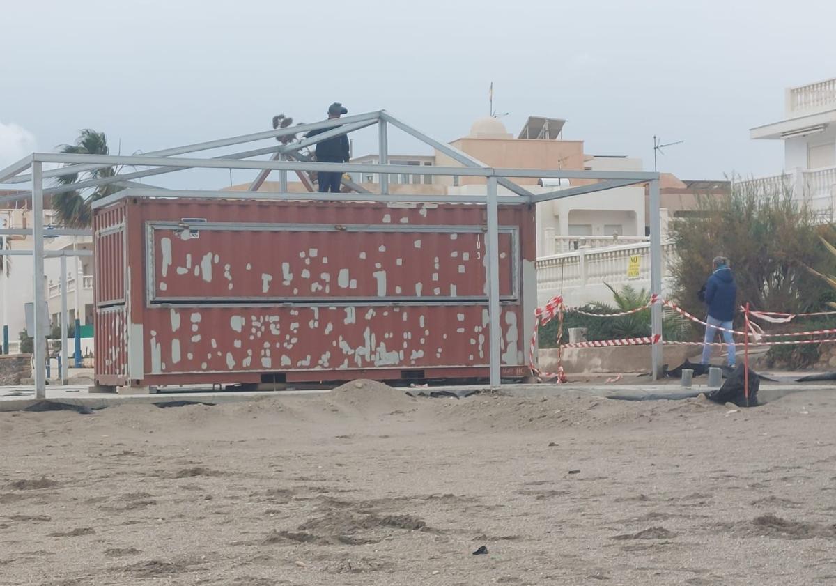 Imagen principal - Tamborada contra los chiringuitos en la playa del Lancón, el &#039;nuevo Algarrobico&#039; en Carboneras