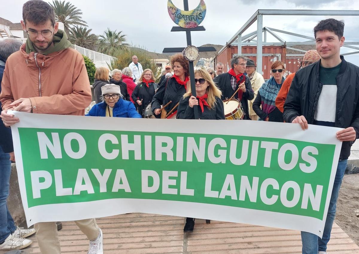 Imagen secundaria 1 - Tamborada contra los chiringuitos en la playa del Lancón, el 'nuevo Algarrobico' en Carboneras