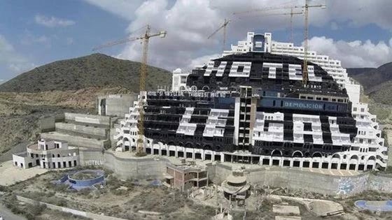 A juicio 28 activistas de Greenpeace que pintaron 'Hotel ilegal' en el Algarrobico hace diez años