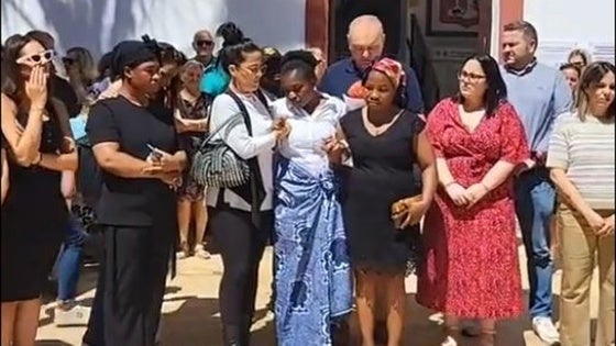 Decenas de personas se concentran en luto por el niño ahogado en la piscina municipal de Cuevas del Almanzora