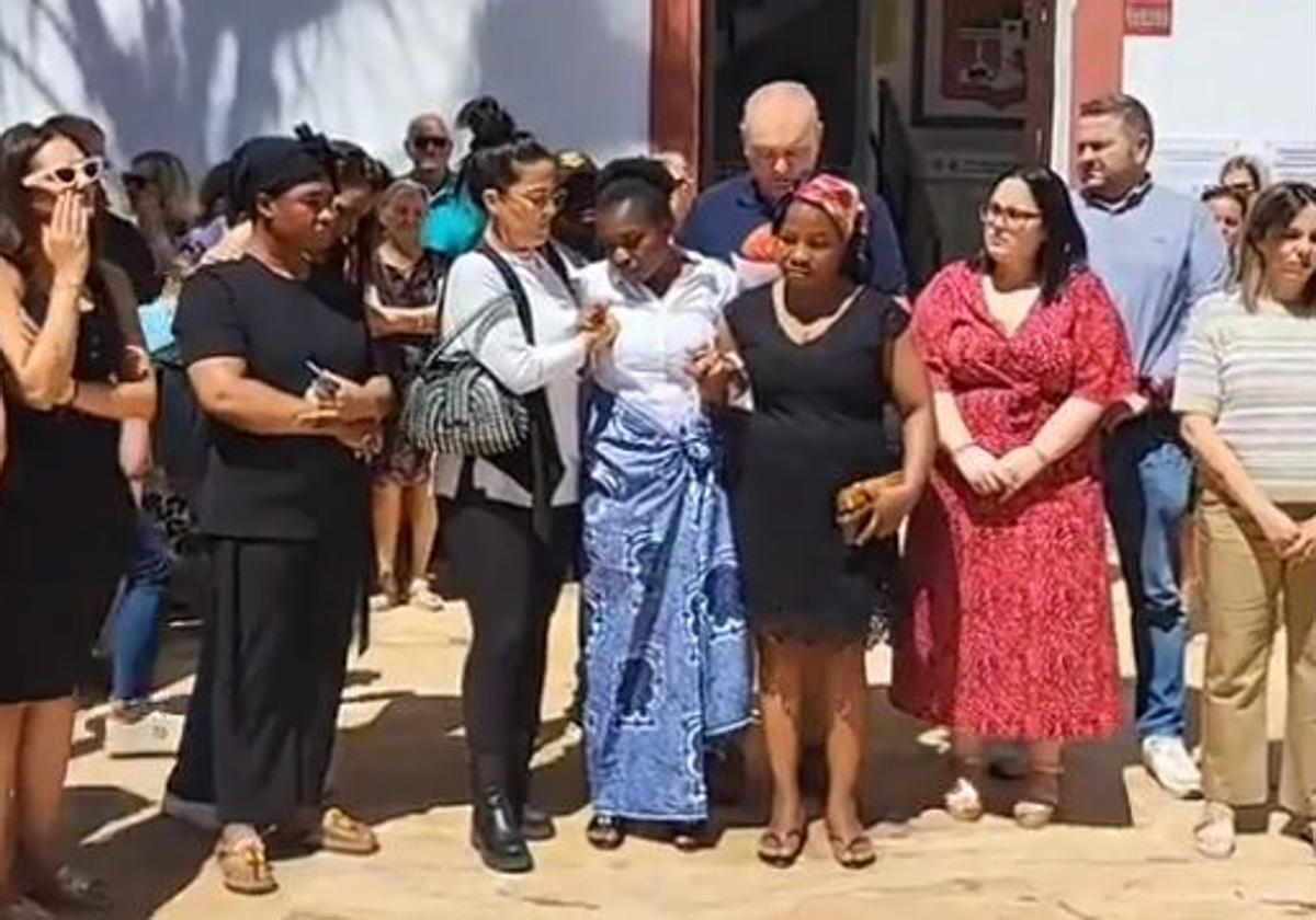 Decenas de personas se concentran en luto por el niño ahogado en la piscina municipal de Cuevas del Almanzora