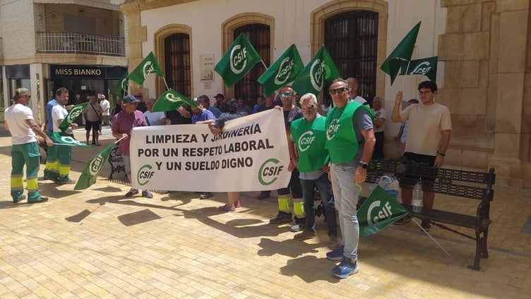 Trabajadores de limpieza viaria y de jardinería de Vera exigen una subida de sueldo, congelado desde 2018