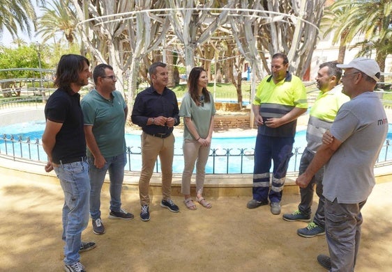 El alcalde y miembros del equipo de gobierno, con operarios municipales.