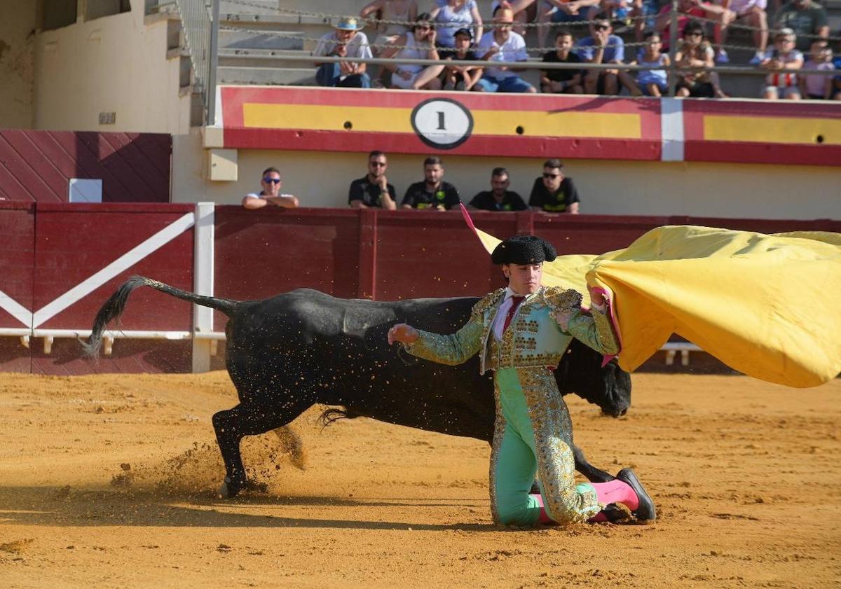 Imagen principal - Dos orejas para Iván Rejas y Joselito de Córdoba, que abren la puerta grande en Vera