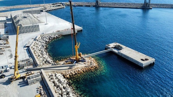La conexión del duque de alba al Muelle de Ribera en el puerto de Carboneras, en la recta final