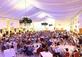 Visión General del salón de Terraza Carmona con los comensales.