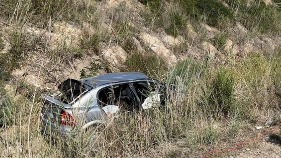 Fallece una mujer, que viajaba con dos menores, al salirse su coche de la vía en Garrucha