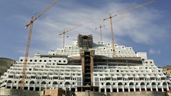 La Junta de Andalucía confía en que «en seis meses» pueda empezar la demolición del Algarrobico