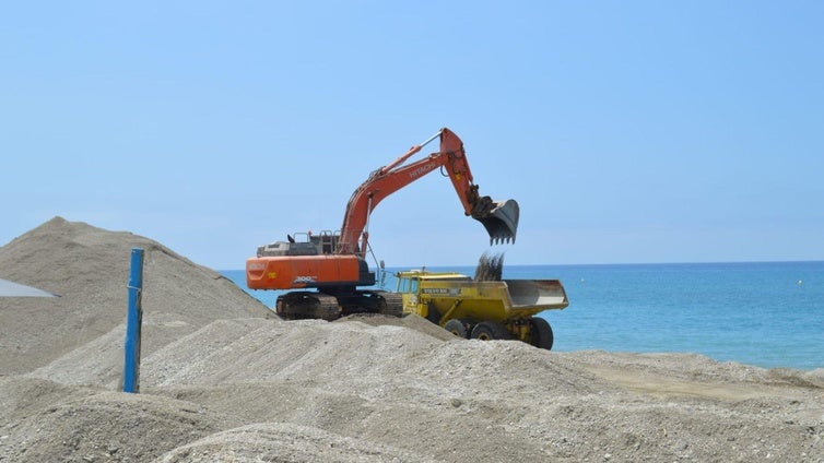 Aportan 35.000 metros cúbicos de arena en las playas de Vera y Cuevas