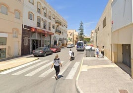 Imagen de la calle San Cleofás, donde se encuentra el estanco atracado en Vera.