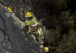 Rescatan a un conductor tras despeñarse 100 metros por un barranco en Carboneras